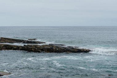 Dalgalar kayalara çarpıyor