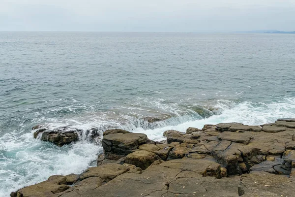 Ondas Golpeando Roca — Foto de Stock