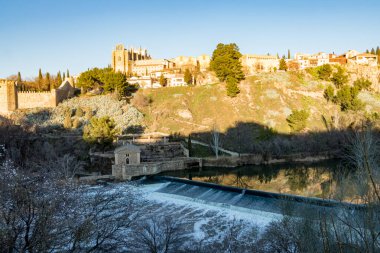 Tagus Nehri Toledo şehrinden geçerken. Şubat 2019 İspanya