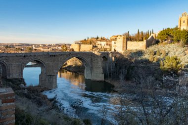 Tagus Nehri Toledo şehrinden geçerken. Şubat 2019 İspanya