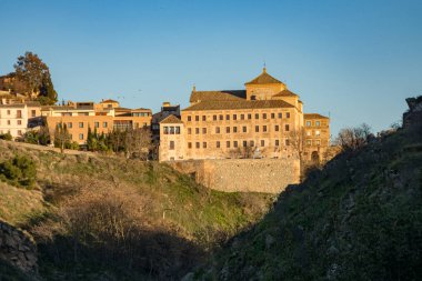 Toledo şehrinde gün batımı. Şubat 2019 İspanya