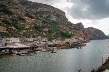 Amalia Kemer güzergahı boyunca kaya oluşumları. Cartagena, Murcia