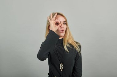 El parmakları tamam işareti gösteriyor, jestler iyi gidiyor, insan duyguları.