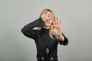 Avuç içlerini kameraya tutmaktan korkuyorlar. Panik halinde, yüz ağrısı içinde.