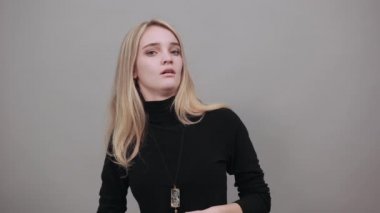 Duralım artık. Senin yalanlarını dinlemek istemiyorum. Sıkıntılı, tatminsiz, sıkıntılı