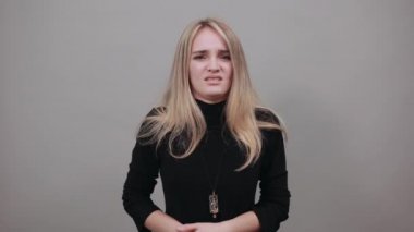 Stresli ellerin karın ağrıları var. Kramp girdi. Çekici bir kadın.