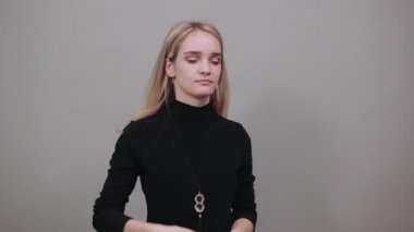 Başı bağlı bir şekilde uyumak tatlı rüyalar gibi, gözleri kapalı, yakın plan gibi.