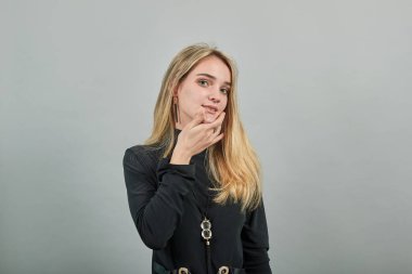 Çene sorusu, düşünceli yüz ifadesi. Şüpheliyim. Düşünceli bir yüz..