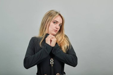 Soğuk kollar çarpıştığında sıcacık sarılıyordu yüzüne korku ifadesi.