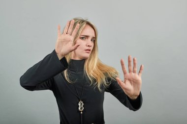 Avuç içlerini kameraya tutmaktan korkuyorlar. Panik halinde, yüz ağrısı içinde.