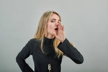 Kimseye söyleme, konuşkan, gizemli güzel, ateşli fren haberleri veren.