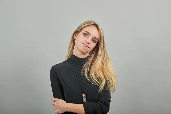 Stå och korsa armarna på bröstet. Ung attraktiv kvinna, klädd svart tröja — Stockfoto