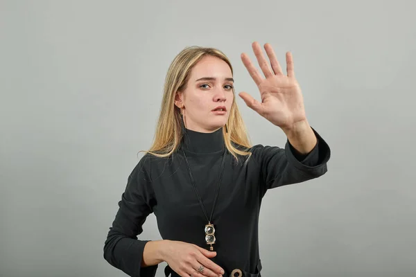 Palme bras levé air en colère regard droit vous ne passerez pas par le visage Images De Stock Libres De Droits