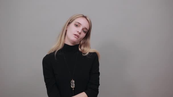 Stojící a zkřížené paže na hrudi. Mladý atraktivní žena, oblečený černý svetr — Stock video