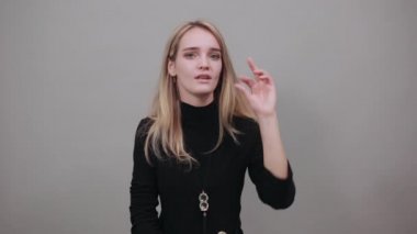 Durma işareti olarak avuç içlerini kameraya tutmaktan, paniklemekten, yüz ağrısından, mücadele etmekten.