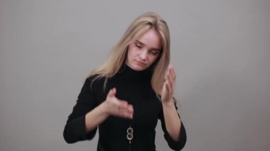 Stresli yüzler ve eller, ağlamak umutsuz hissettiriyor. Korku, utanç, şiddet.