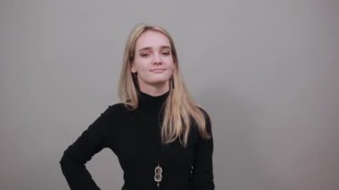 Telefon konuşmasını taklit eder, elini kulağına yaklaştırır, cep telefonu tutar gibi.