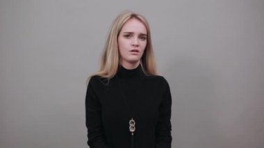 Avuç içlerini kameraya tutmaktan korkuyorlar. Panik halinde, yüz ağrısı içinde.