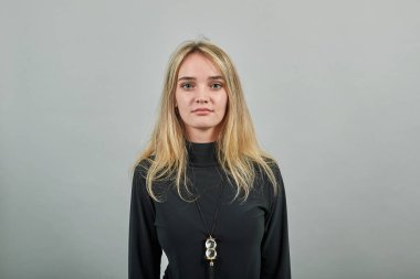 Direk kameraya bakıp, belini yukarı kaldıran neşeli bir portre..