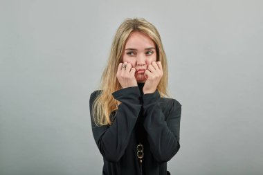 Kızgın büyük gözler, yanaklar şişiriyor kavga üstüne kavga.