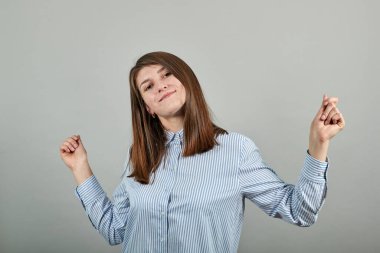 Mutlu dans, dalga yapmak, eğlenmek, müzikten zevk almak, gülümsemek. El sallayarak.