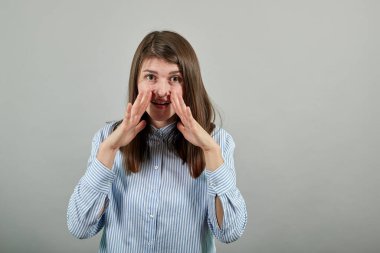 Çığlık at ve el ele tutuşarak ağzını aç. Ellerinle bağırarak.