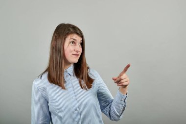 İşaret parmağıyla işaret eden bir işaret. Yönü göstermek için işaret parmağı.