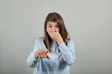 Avuç içi ile ağız kaplamak. Bir şey diyemiyorum. Şok edici hayret verici duyma