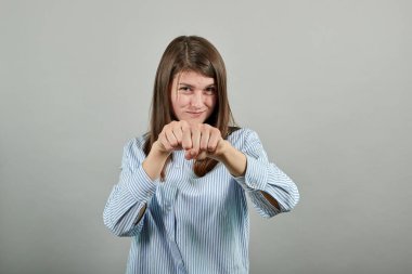 Boks hareketlerinin öğrenildiğini göstermek istiyor. Çekici, kendine güveni olan bir portre.