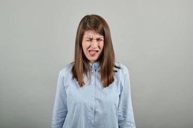 Dışarda aylaklık etmek, itaatsizlik işareti olarak dilini dışarı çıkartmak, protesto etmek