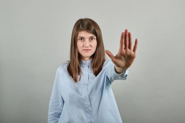 Avuç içi kadar havada kızgın bir bakış yüz ifadesini sert geçirmez.