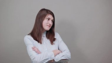 Esneme ofisi, yorgun, ağzı açık, gözleri kapalı sıkılmış görünüyor. Uykusuzluk