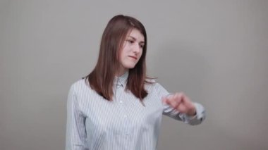 Mutlu dans, dalga yapmak, eğlenmek, müzikten zevk almak, gülümsemek. El sallayarak.