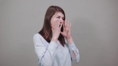 Çığlık at ve el ele tutuşarak ağzını aç. Ellerinle bağırarak.