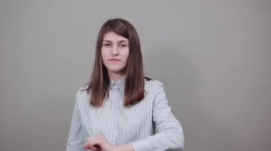 İşaret parmağı önde olan bir el işaretçisi. Yönü göstermek için işaret parmağı.
