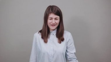 Esniyordu, yorgundu, ağzı açıktı, gözleri kapalıydı sıkılmış görünüyordu. Uyku tembelliği.