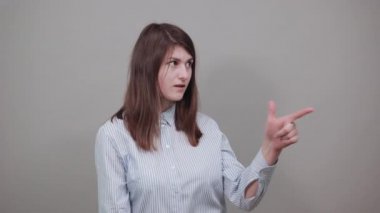 İşaret parmağıyla işaret eden bir işaret. Yönü göstermek için işaret parmağı.