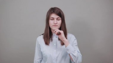 Fermuarlı hareketler yapan biri, sanki anahtar üzerinde çenesini kapatır gibi. Dudaklarını kapalı tut..