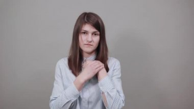 Yaralı kol yaralanması, el ele tutuşmalar, ön kol ağrıları, ellerimi ovuşturmalar. Acı çekiyor.