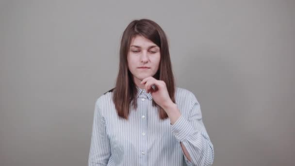 Persona mostrando un gesto de cremallera como si cerrara la boca con la llave. Mantener los labios cerrados. — Vídeo de stock