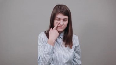 İşaret parmağındaki kontakt lens, elle gözü işaret etmek, düşünmek, hassas gözler.