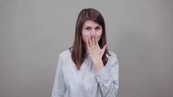 Het verzenden van zoete lucht kus blazen rode lippen stretching hand voor het nemen van selfie — Stockvideo