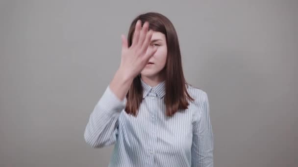 髪に手を取り合うのを忘れ頭に触れると後悔する — ストック動画
