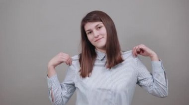 Göğsünü elinle gösterip dik dik bakıyorsun. Şok olmuş yüz ifadesi.