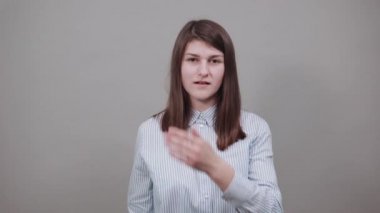 Dışarda aylaklık etmek, itaatsizlik işareti olarak dilini dışarı çıkartmak, protesto etmek