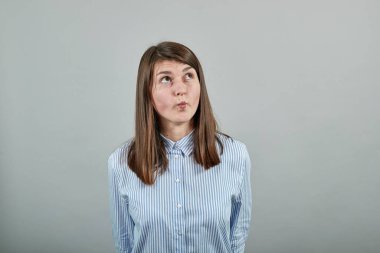 Soru sormayı, düşünceli ifadeyi düşünüyorum. Şüpheliyim. Düşünceli bir yüz. İnanılmaz.