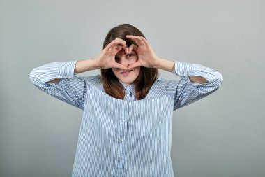 Aşk mesajı kalp şeklinde el hareketi. Sevgililer Günü kartı.