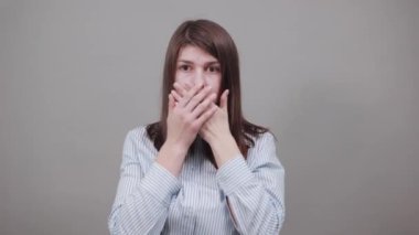 Avuç içi ile ağız kaplamak. Bir şey diyemiyorum. Şok edici, nefes kesici, nefes kesici.