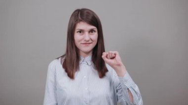 On parmak, el hareketi, üç numarayı ellerinle göster, kolunla.