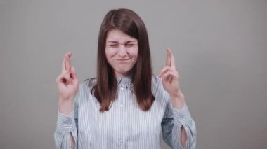 Şans diliyor, dua ediyor, dua ediyor, şans diliyor, zafer için umut diliyor.